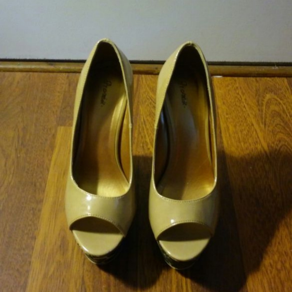 Brand New Promises Women's Cork Wedged Shoes
